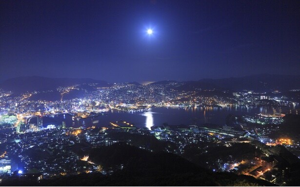 稲佐山から望む長崎の夜景は、湾に沿う光が宝石のように瞬き、静かに広がる