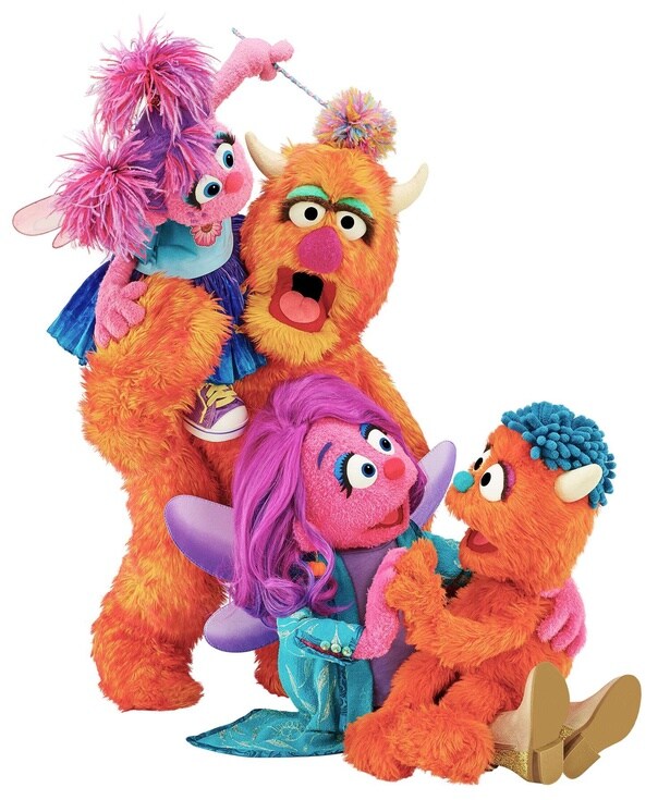 アビーとママは妖精だが、新しく家族になった義理の父と弟はモンスター。異なる種族の家族を描き、多様性を伝えている