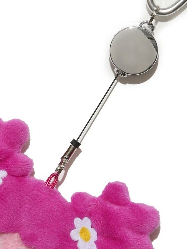 リールが付いているのでパスケースとしても活躍