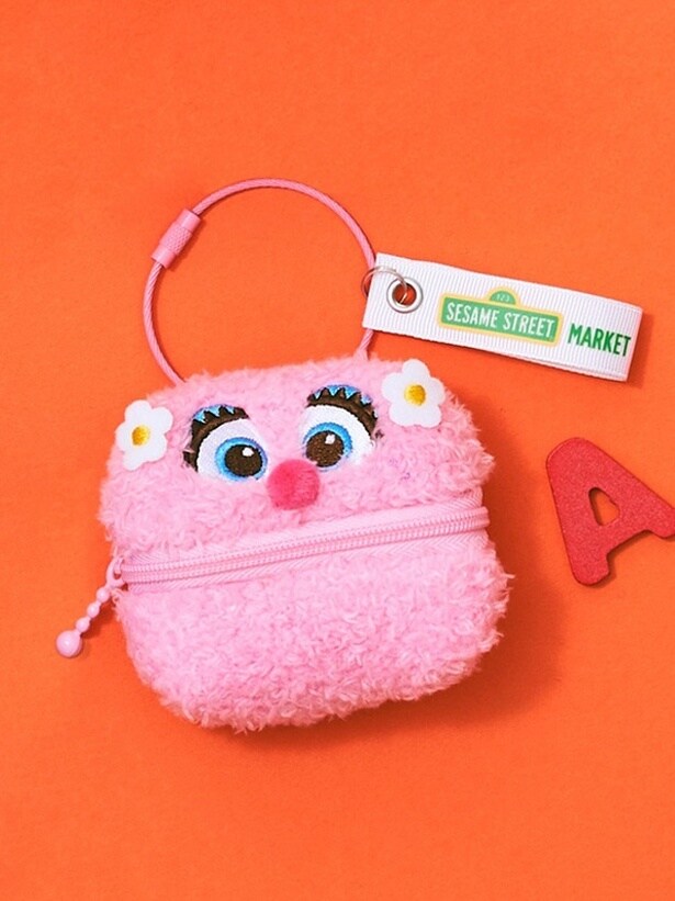 「イヤホン ポーチチャーム(AirPods対応)」(2750円)