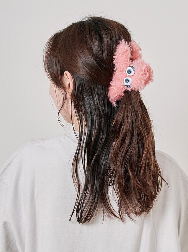 「【ガールズシリーズ】ファーヘアクリップ」(2530円)の使用イメージ