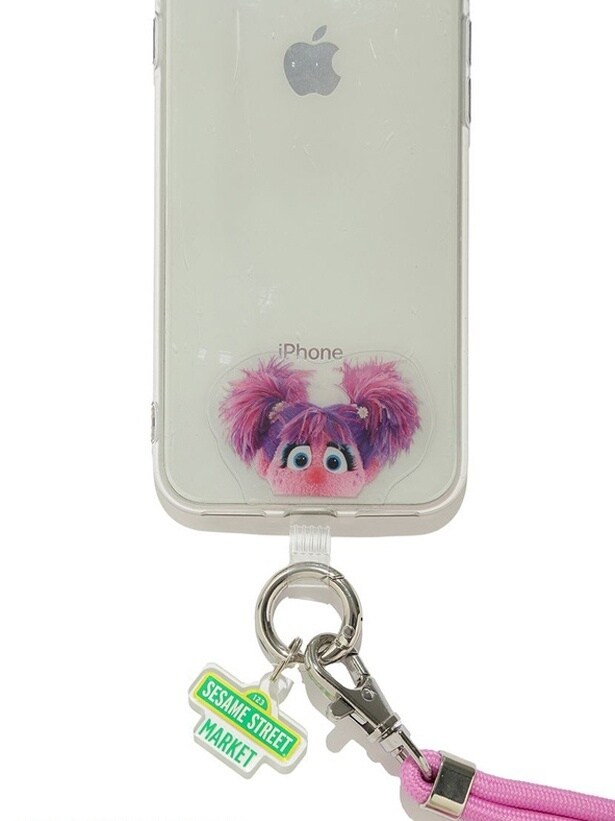 「セサミストリート スマホショルダー」(2750円)の使用イメージ