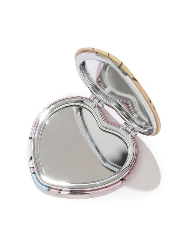 拡大鏡も付いていて使いやすいコンパクトミラー