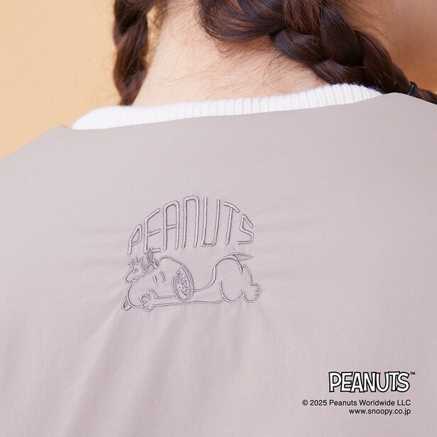 バックセンターに、本体同色のスヌーピーの刺しゅう入り