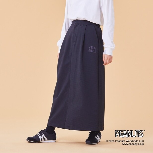 「ストレッチナイロンスカート(ブラック)」(1万7600円)