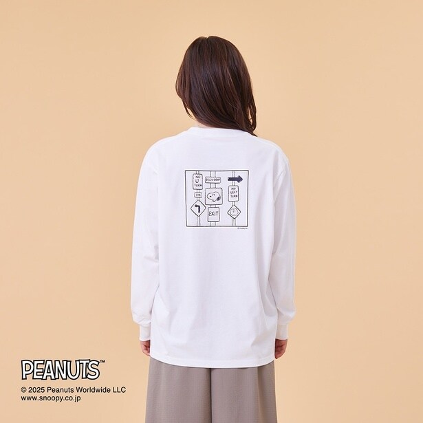 標識とスヌーピーのバックプリントがインパクト大！