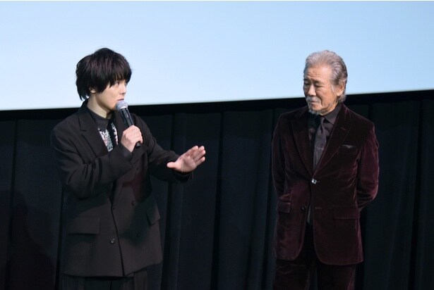 作中では親子役だった室龍太さん(左)と、西岡徳馬さん(右)