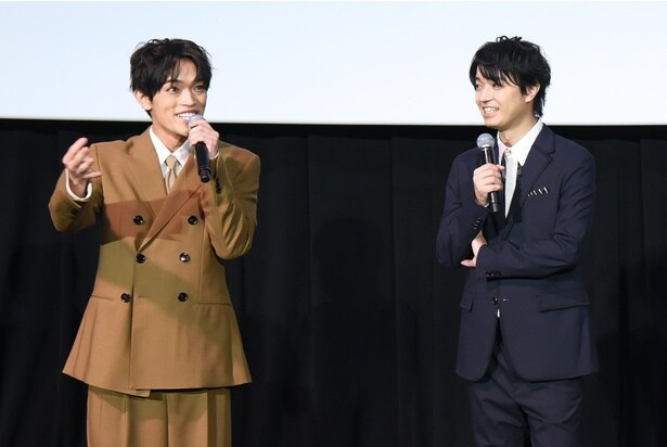 役作りも兼ねて(!?)、天文館を存分に満喫したエピソードを語る原嘉孝さん(左)と、それに聞き入る高田翔さん(右)