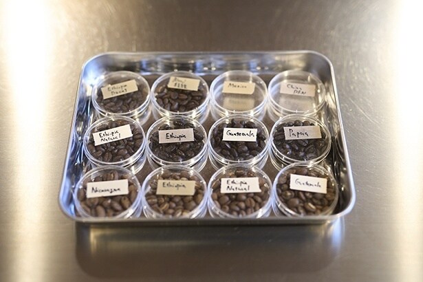 コーヒーは、ガラスケースに入った豆を見ながら好みの味を提案