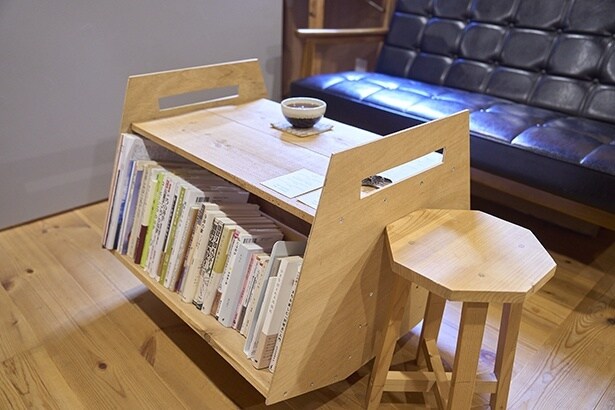 本棚付きのテーブルは、木工家の奥様の作品