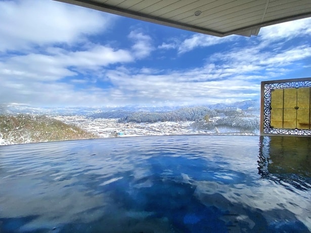 温泉棟「スパウイング」は、展望露天を中心に飛騨随一の湯処として設計された唯一無二のスポット(写真は7階にある「天の湯」の石樋湯)。冬の時期は雪化粧した絶景が広がる