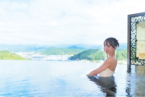 目の前に開けたインフィニティな景観を満喫できる、「ホテルアソシア高山リゾート」の温泉棟「スパスイング・天の湯」でのんびり。「山からの風が心地よくて長居してしまいそう！」(熊崎)