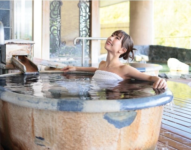 【写真】今回は「天の湯」を体験。「景色だけでなく浴槽もひとり占め！」(熊崎)。壺湯を堪能してご満悦のくまちゃん。人気の壺湯は「望の湯」にも完備されている