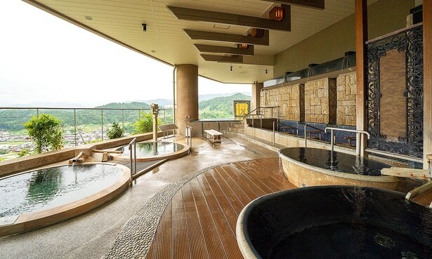 「天の湯」には、樽風呂(写真左奥)なども配す