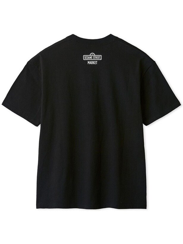 Tシャツの裏面は「セサミストリートマーケット」のロゴが入ったシンプルなデザイン