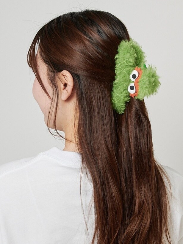 「ファーヘアクリップ」(2530円)の使用イメージ