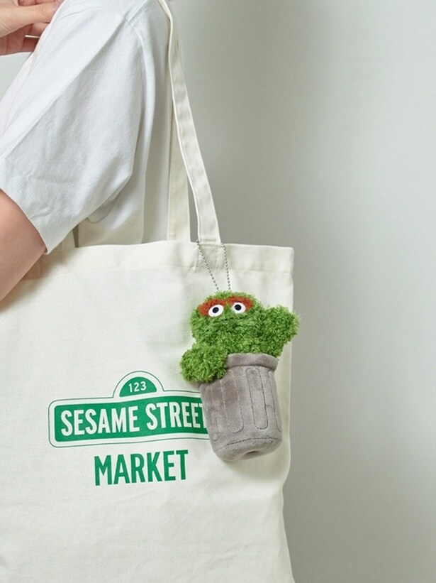 オスカーのぬいぐるみチャームで、シンプルなトートバッグに遊び心をプラス！