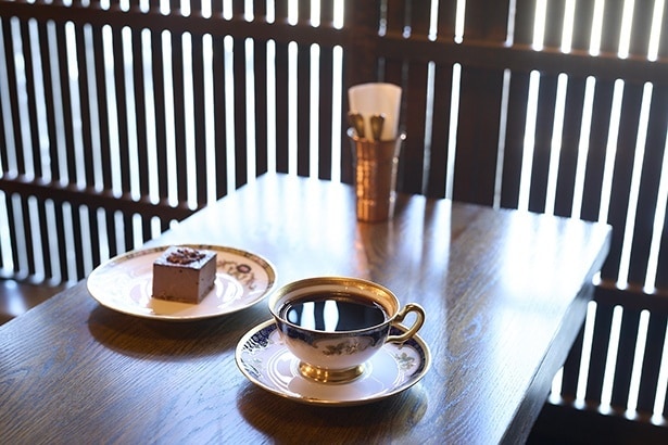 スモーキーな香りとクリアな飲み口の共存を目指した 土鍋焙煎のジャズブレンド850円。奥様お手製のチョコチーズケーキ800円は、創業以来の定番