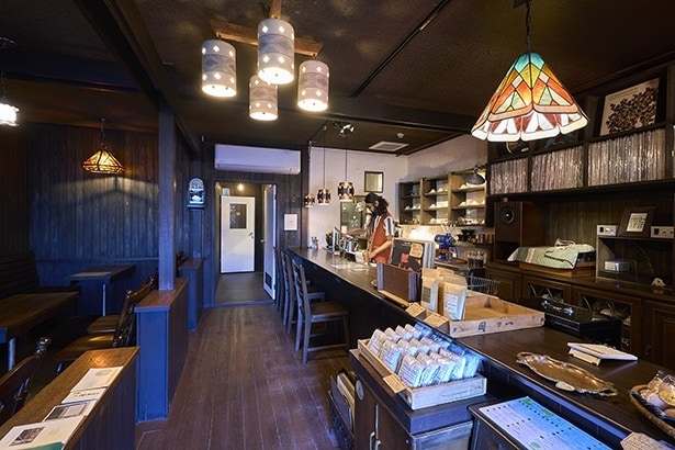 コーヒーで旅する日本／関西編｜ドリップは目の前の人との対話。一期一会の一杯がもたらす、思いがけない世界の広がり。「MAHOU COFFEE」