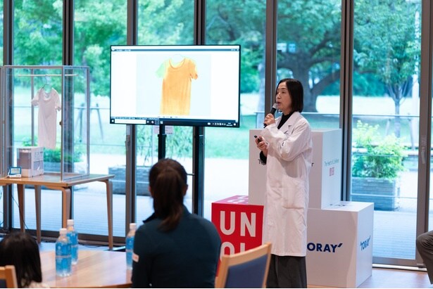 ヒートテックの仕組みを学ぶ授業の様子