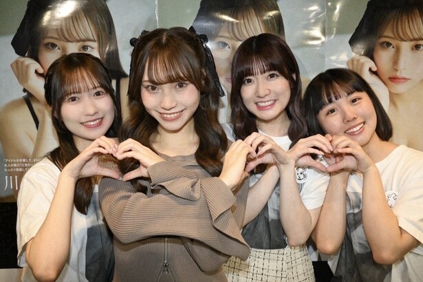 メンバー同士でハートのポーズで撮影に応えてくれた