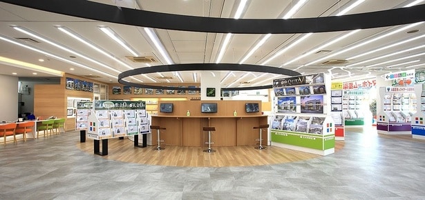 全天候型の住宅情報館店内。子連れでもゆったり相談できる空間が広がる