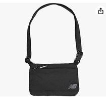 すっきり、軽やか。毎日に寄り添うベーシックポーチ【ニューバランス】のバッグがAmazonに登場中‼