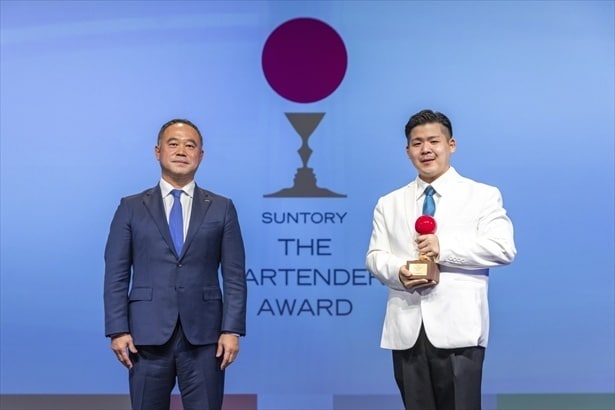 優勝に輝いた若林将太さん(写真右)とサントリー執行役員 スピリッツ本部長の塚原大輔さん(写真左)