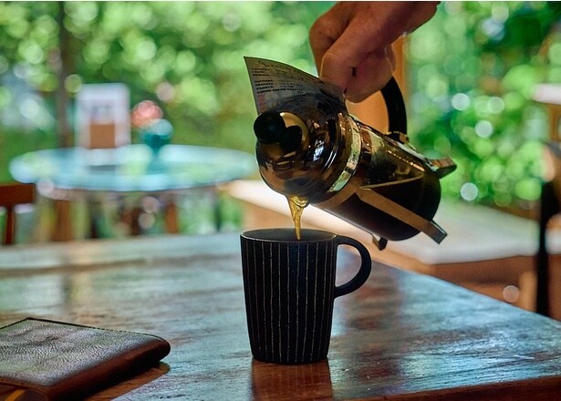 コーヒープレスはよくも悪くも味を全部出し、勤勉なコーヒーの生産者が作ったコーヒーのおいしさをそのままカップに注ぐ淹れ方。「丸山珈琲」時代から貫くスタイルだ