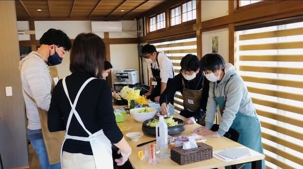 スタッフが利用者に「これお願いしていい?」と頼ることもあるのが、KINOPPI CAFÉの日常。上下関係のない対等な空気が、心の安心感を生み出している