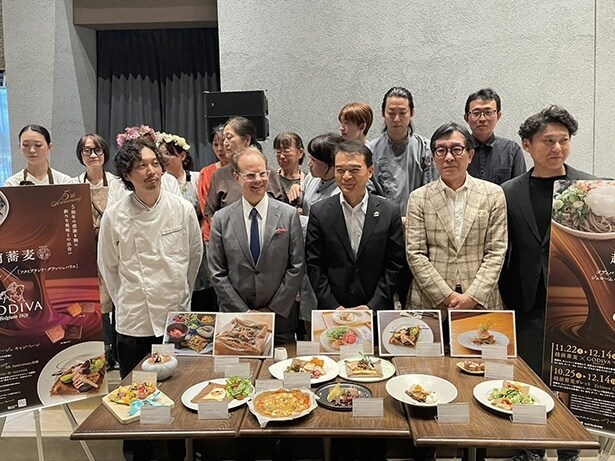 考案された蕎麦ガレットとキャンペーン参加者と登壇者ら