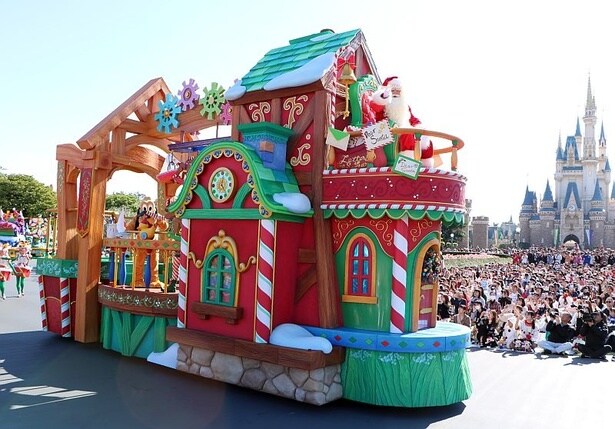 おもちゃを作り出すサンタクロースのトイファクトリー。サンタクロースとエルフたちに生み出されたおもちゃたちが、子どもたちの願いを叶えるためにやって来る！