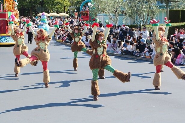 テディベアに扮したダンサー