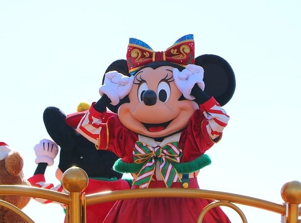 クリスマスのおもちゃ、テディベアやお人形になりきるミニーマウス