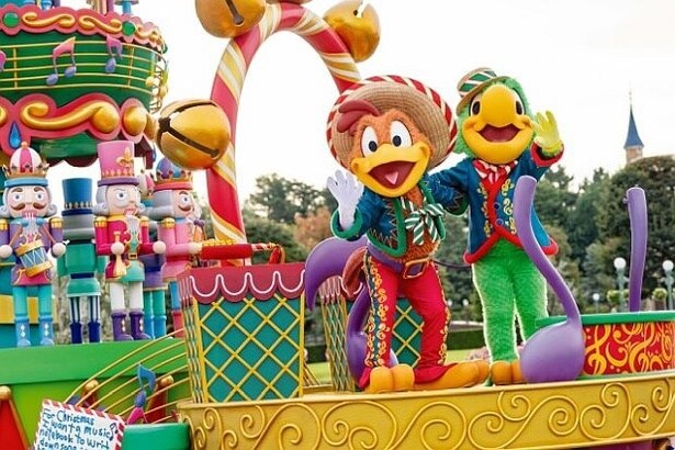 パンチートとホセ・キャリオカのフロートがトリを飾る！