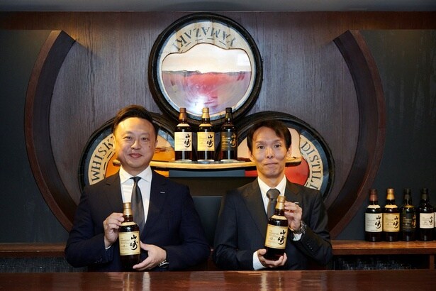 スピリッツ本部ウイスキー部 部長小田明さん(写真左)と、山崎蒸溜所工場長の有田哲也さん(写真右)