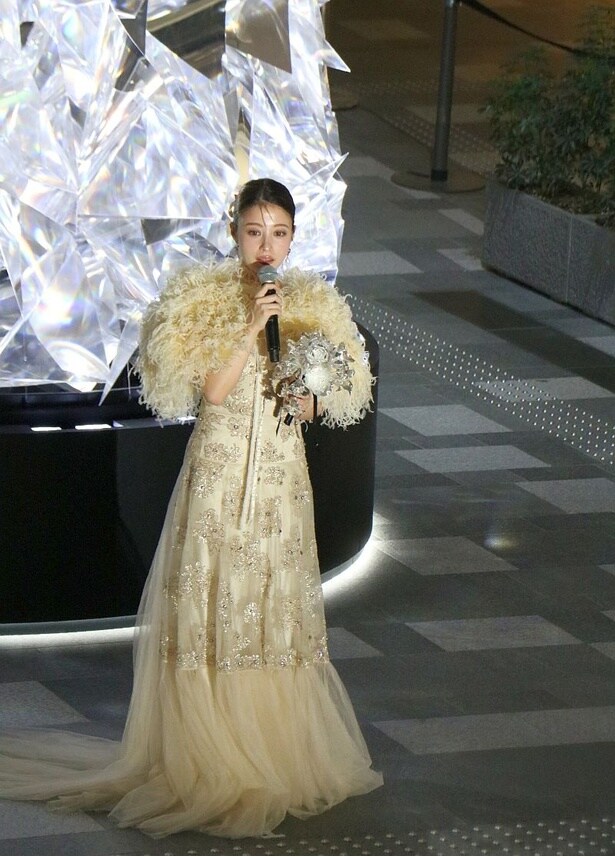 ツリーについて「幻想的ですてき」と感想を語っていた