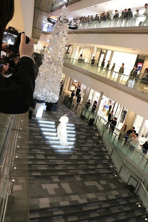 【写真】豪華な衣装で吹き抜け大階段を歩く橋本環奈さん