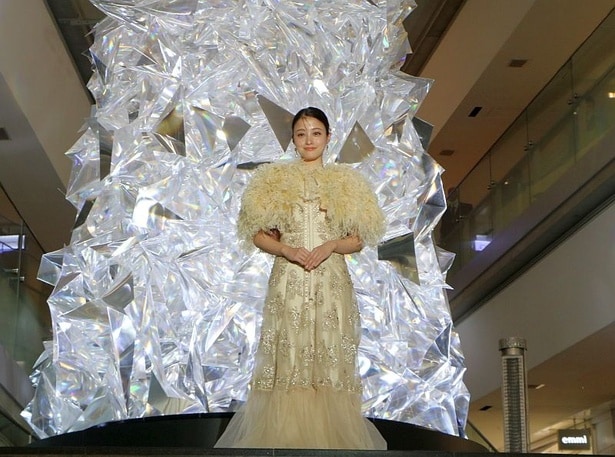 ビジューが輝く衣装で登壇