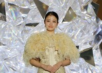 橋本環奈が華やかドレスで大階段を闊歩！「表参道ヒルズ クリスマスツリー 2025 点灯式」に登場