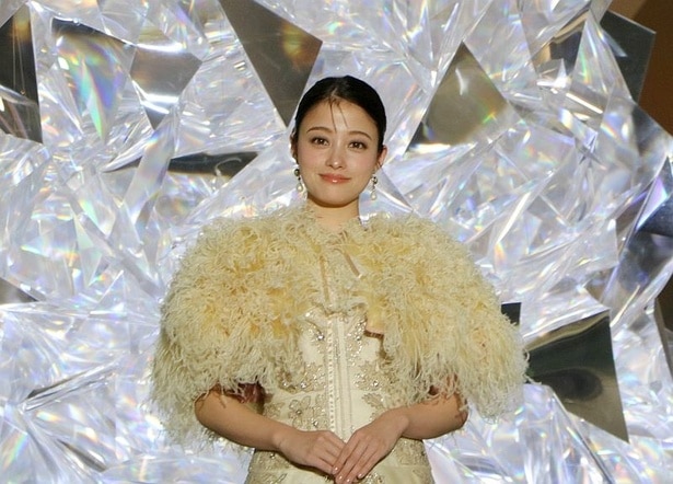 橋本環奈が華やかドレスで大階段を闊歩！「表参道ヒルズ クリスマスツリー 2025 点灯式」に登場