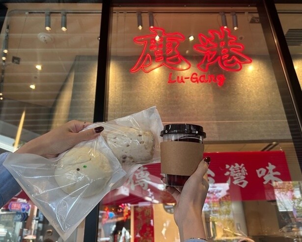 今回頼んだのは左から順に肉まん(330円)、クランベリーくるみまんとう(280円)、冬瓜茶(レギュラーサイズ：450円)