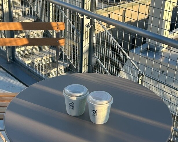 屋上で景色を一望しながらコーヒーを楽しむのもおすすめ