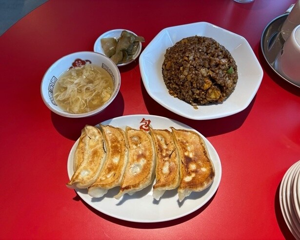 今回頼んだのは炒飯(1000円、スープ・ザーサイ付き)、本格手打餃子5個(900円)