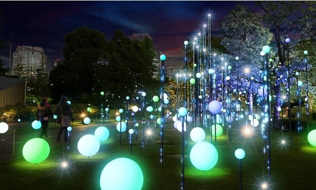 プレゼントを選ぶ人で賑わう街中の様子をイルミネーションで表現