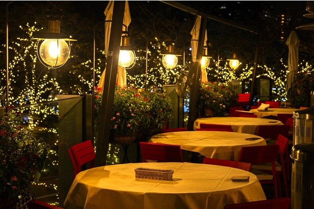 レストランでは、シェフが腕によりをかけたクリスマス限定コースメニューを取りそろえる