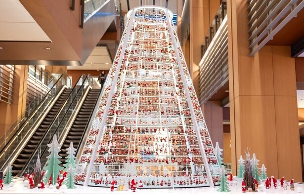 約1600体の小さなサンタが集う人気ツリー