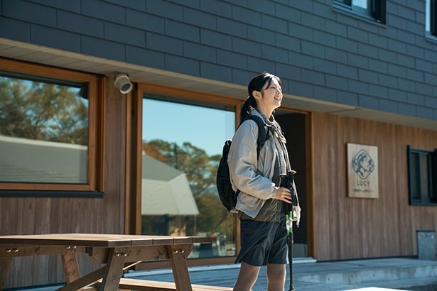 【写真】ロッカーに荷物を預け、身軽に出発