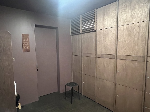 更衣室はコンパクトなので譲り合って使おう