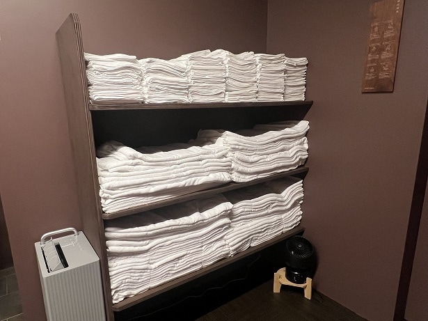 更衣室内にバスタオルとフェイスタオルが置かれている